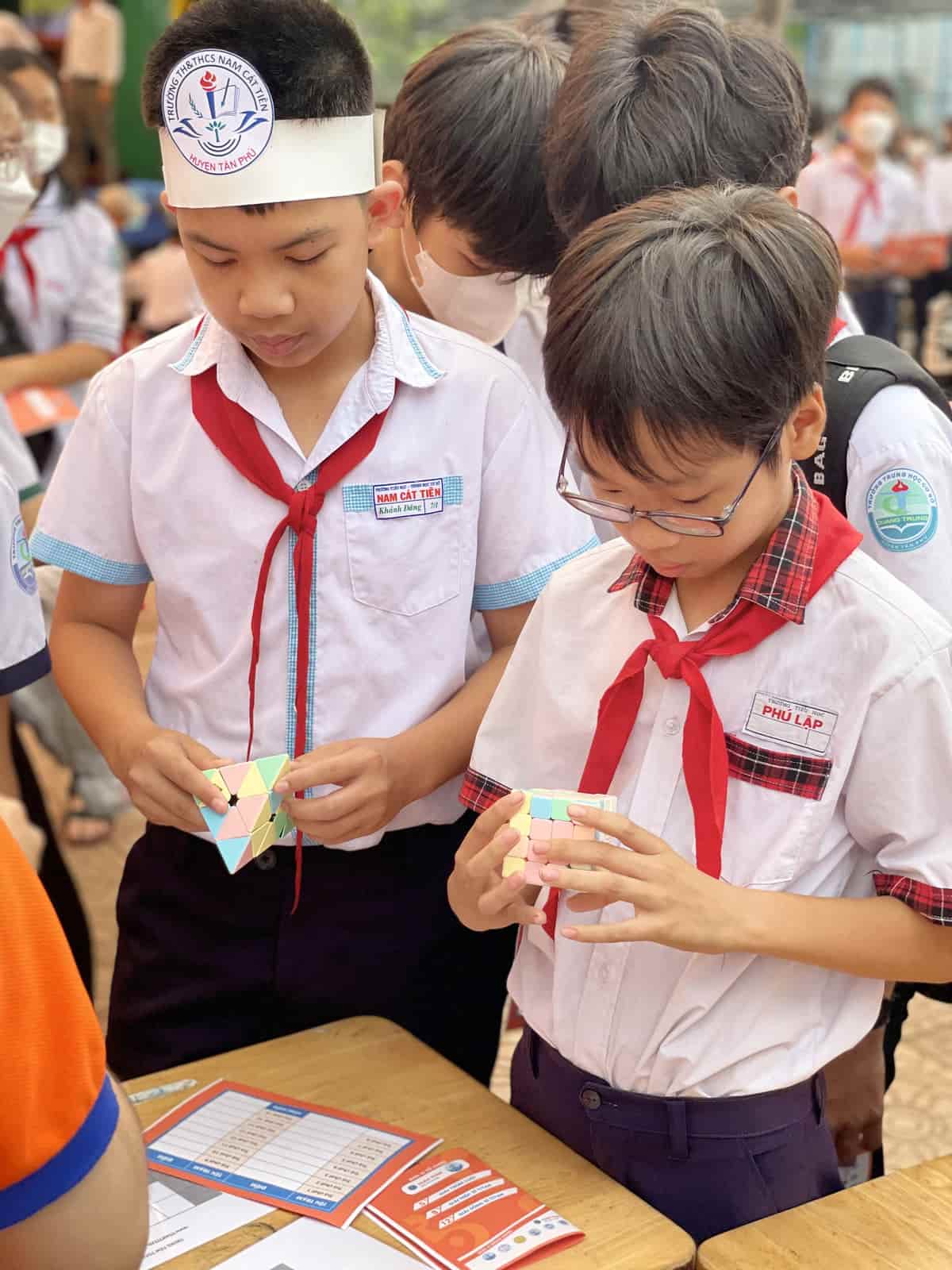 các bé cùng chơi magic cube