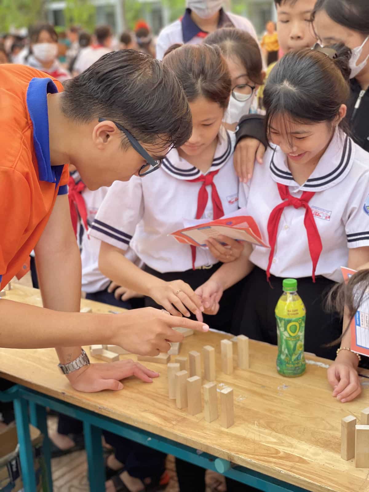 các bé phấn khởi với các hoạt động trong ngày hội