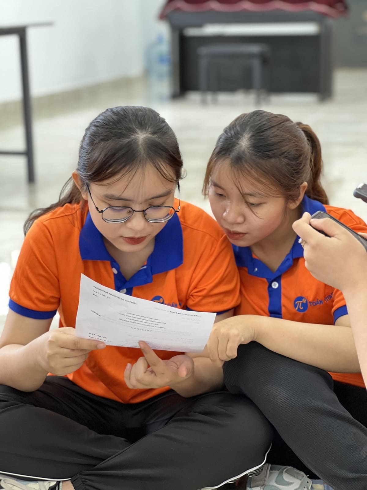 các cán bộ giáo viên cùng nhau giải mật thư