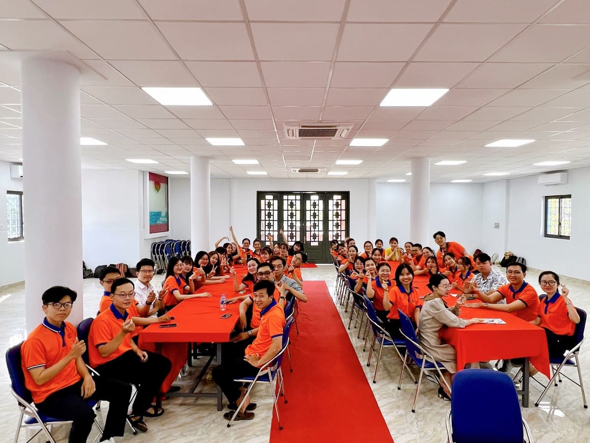 các giáo viên tập huấn khóa học hè