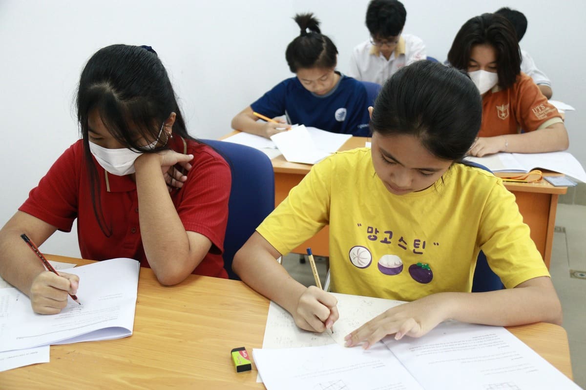 các thí sinh đọc đề và làm bài