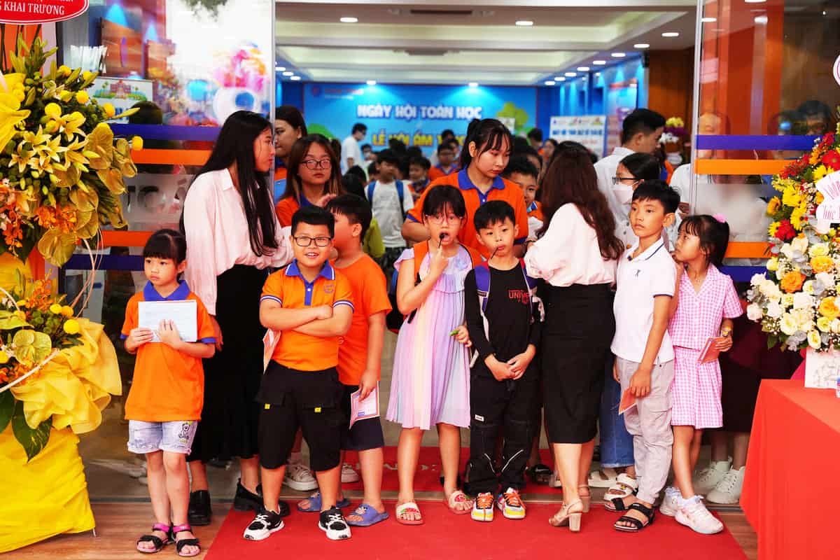 đông đảo các em học sinh tham dự lễ