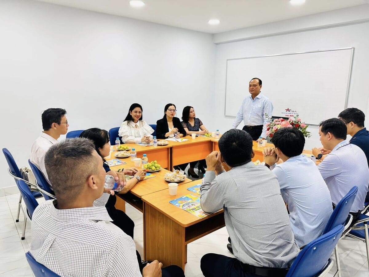 giao lưu giữa toán titan và hội doanh nghiệp