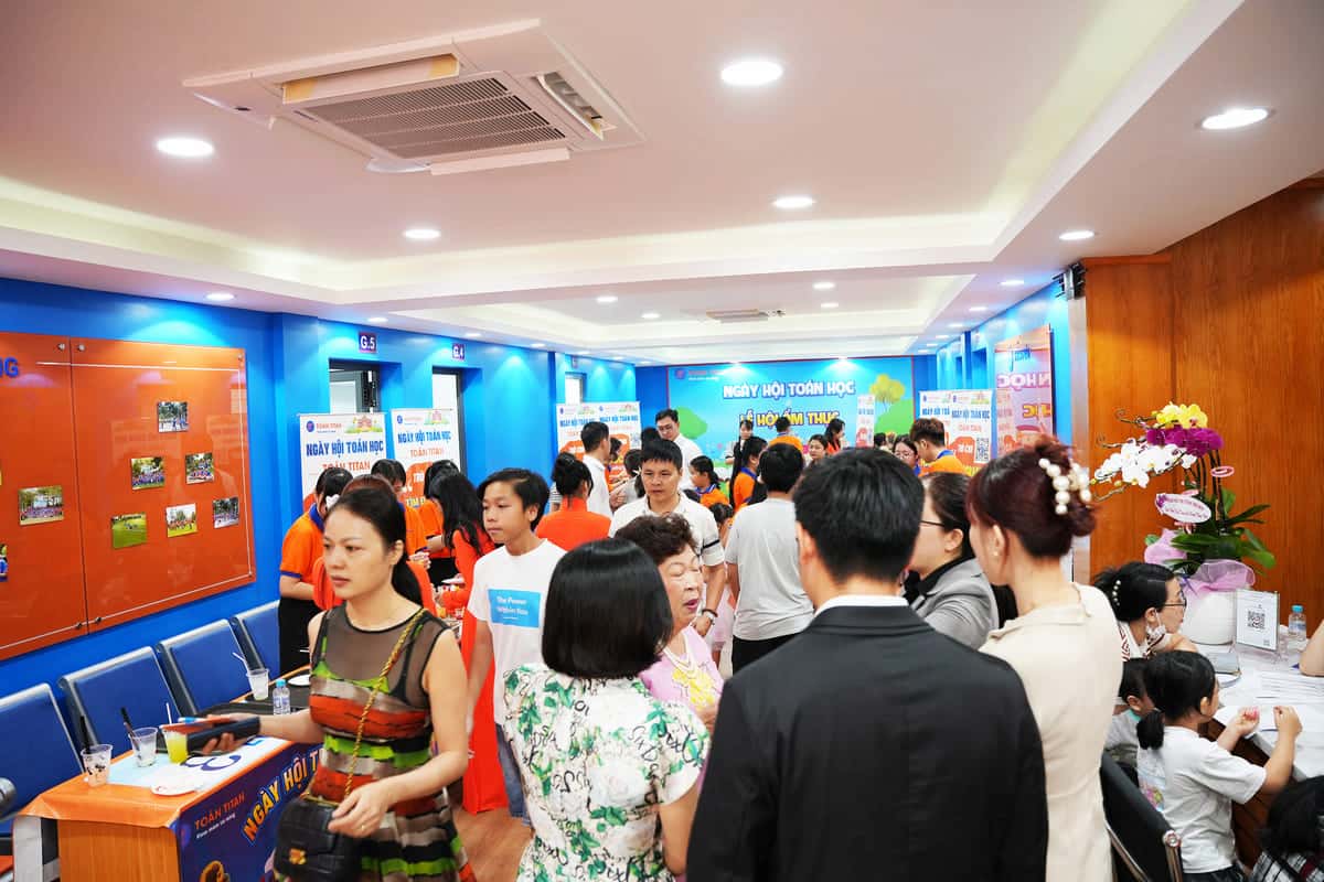 không khí tại buổi lễ khai trương