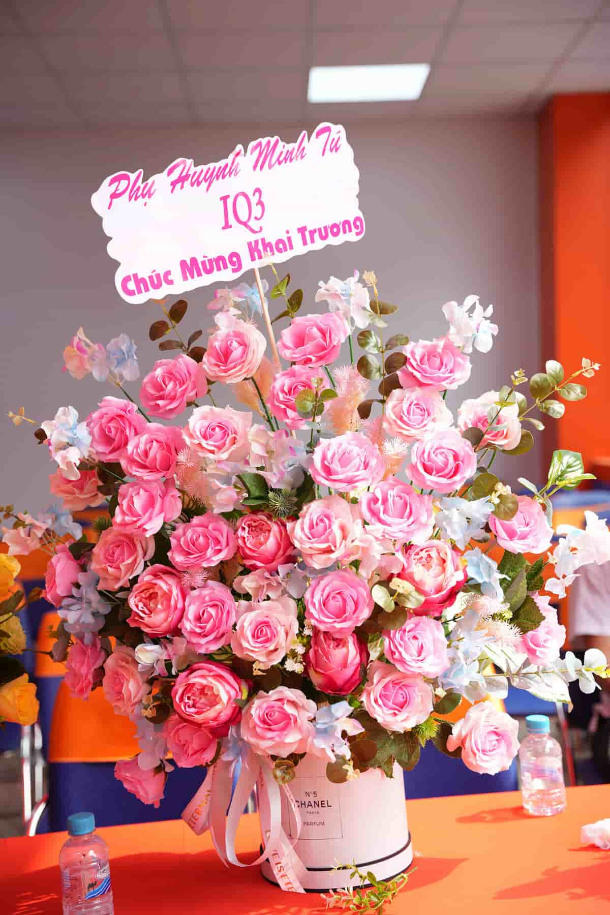 phụ huynh chúc mừng toán titan khai trương