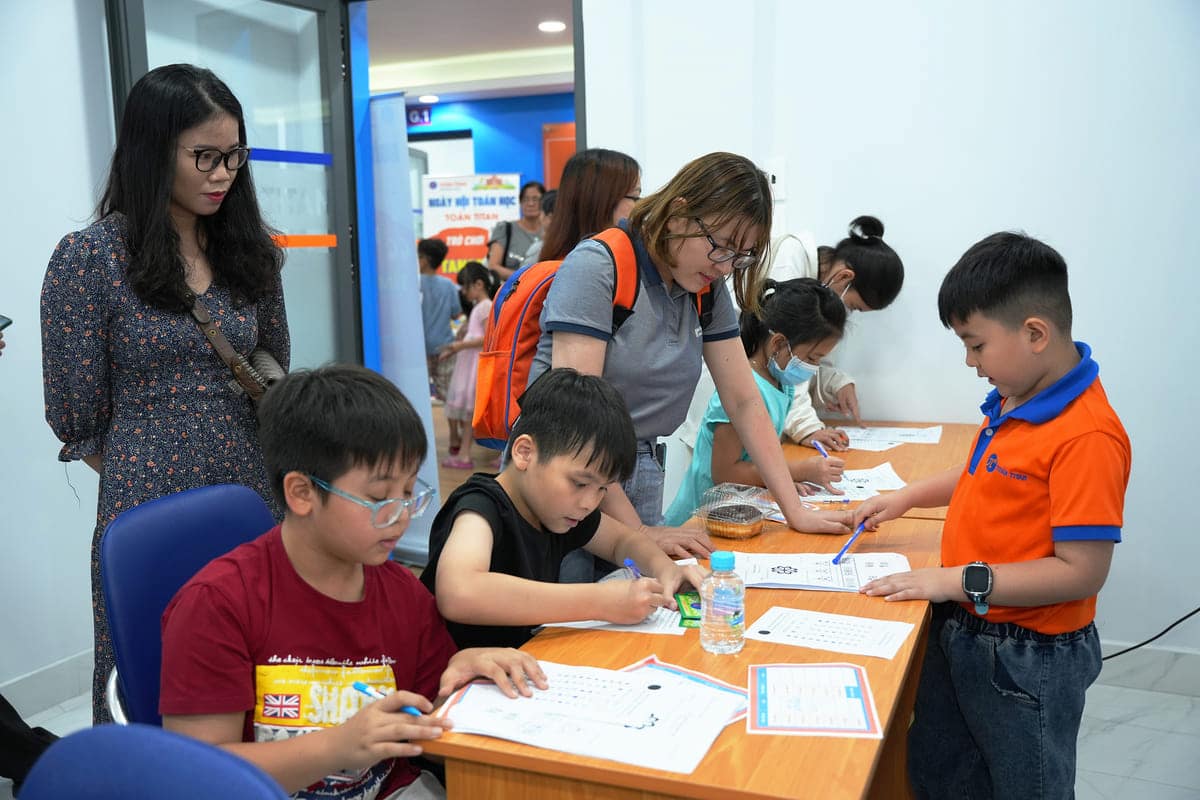 phụ huynh và các em tham gia buổi lễ