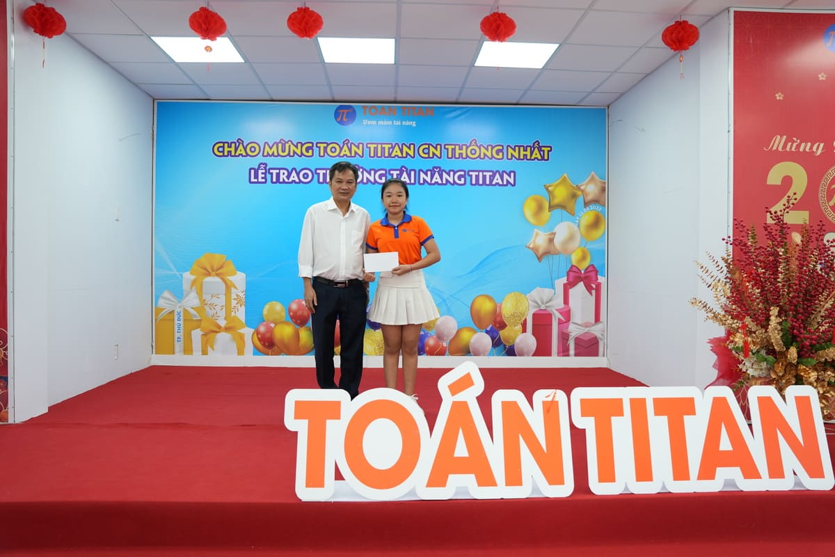 toán titan và lễ khen thưởng