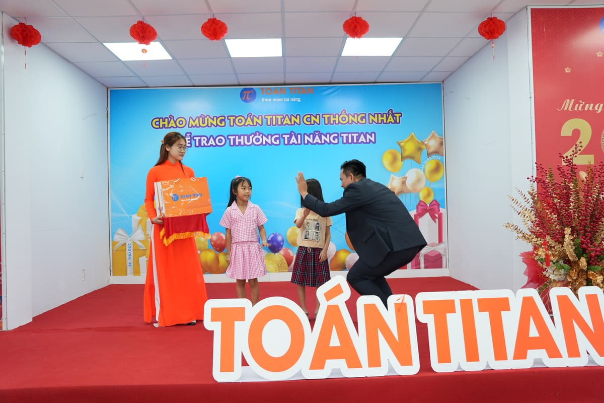 trao các phần thưởng tài năng titan