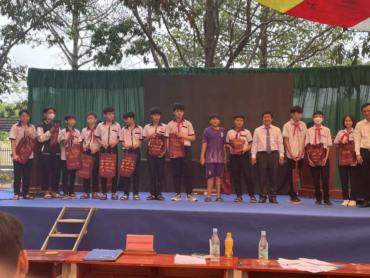 trao quà cho các em đạt điểm cao trong ngày hội