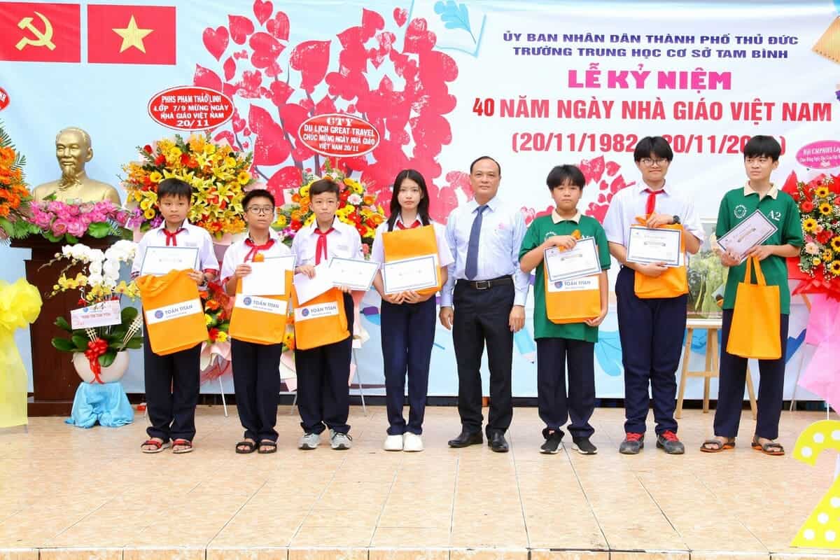 trao tặng quà đến các em đạt huy chương vàng